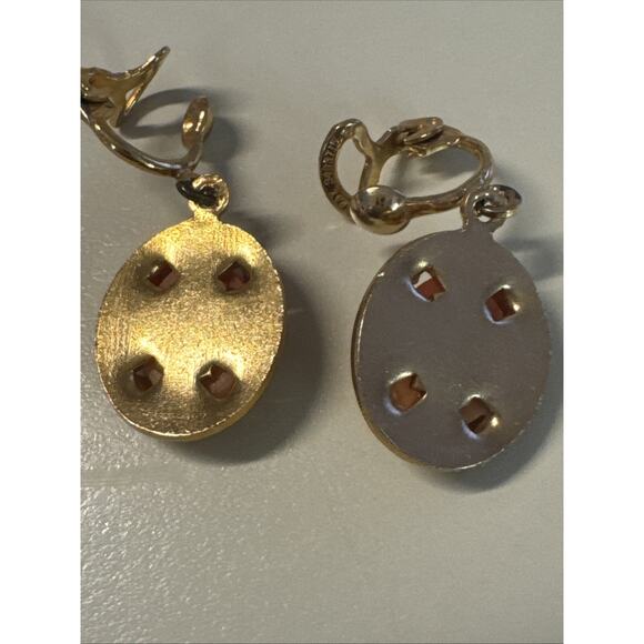Cameo Dangling Goldtone Clip-On Earrings VINTAGE Pat 8189715 1/4" Cameo - Picture 5 of 5